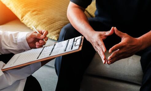 Avant de commencer un traitement contre la prostatite, une consultation avec un urologue est nécessaire.